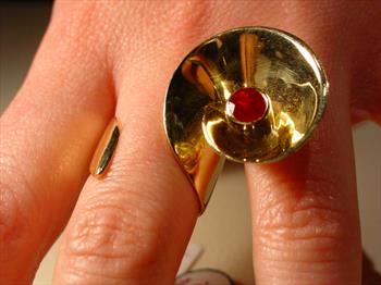 http://www.asiago.to/documents/anello rubino montato in oro.jpg